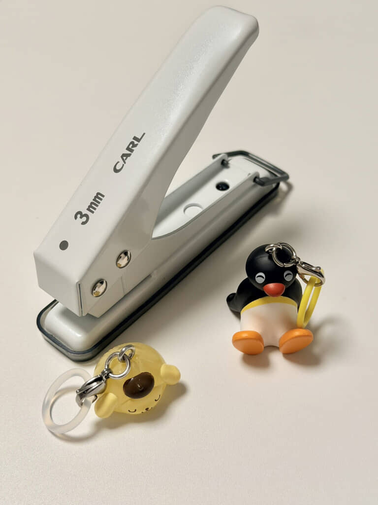 一般的な穴開けパンチより小さめ