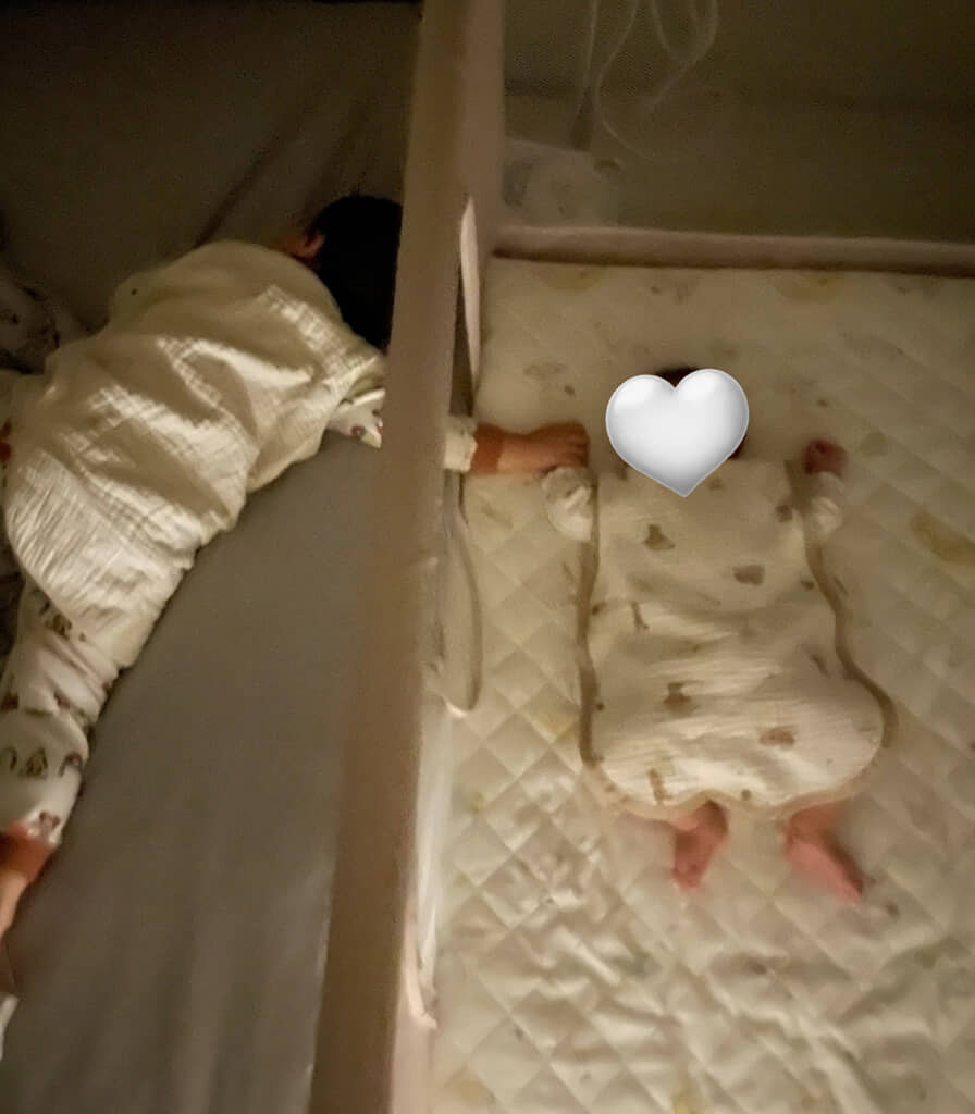 妹の手を握りながら眠るお兄ちゃん