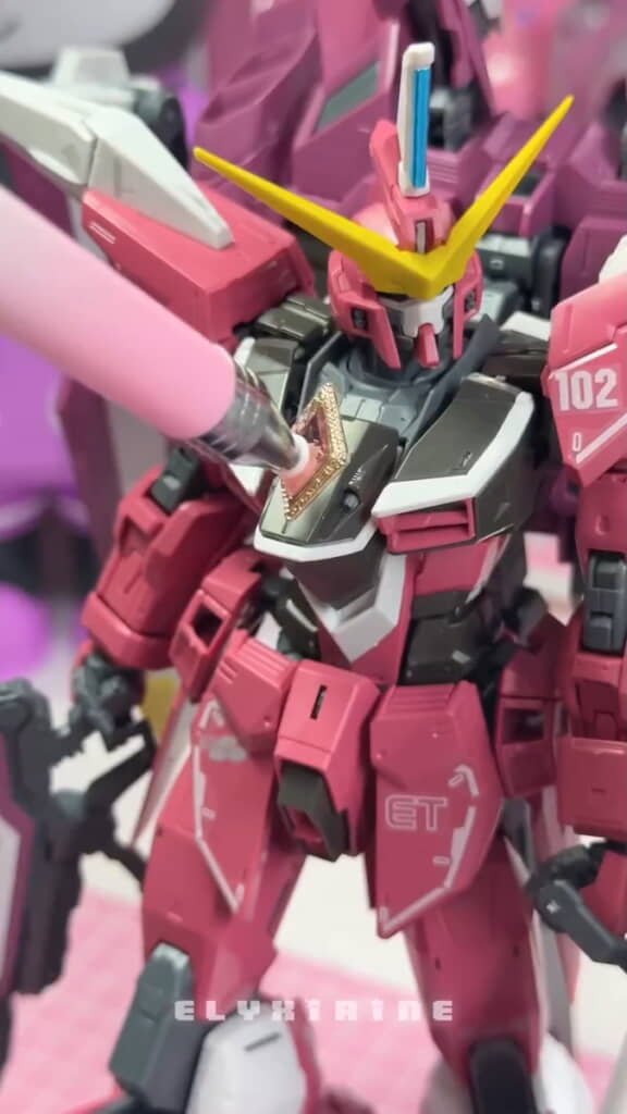 組み上げたジャスティスガンダムをラインストーンでデコる