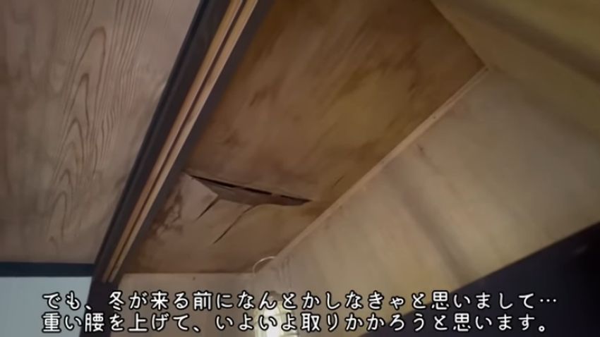 損傷により割れた部分が垂れ下がっている天井の板