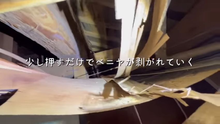 割れたベニヤ板から見える天井裏