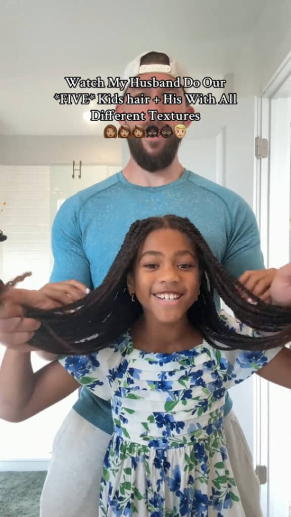 ヘアセットの時間を楽しむ親子がほほ笑ましい