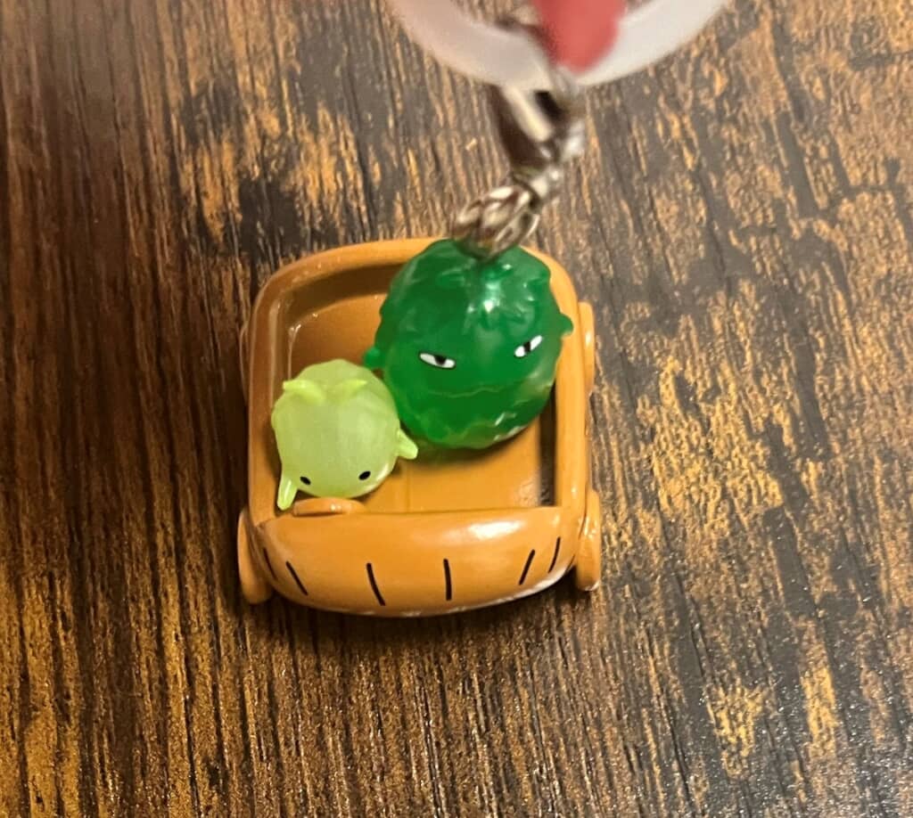 よく見ると片手運転！