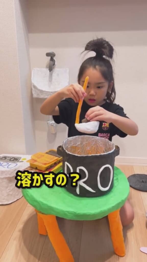 おたまを使ってルーを鍋の中へ