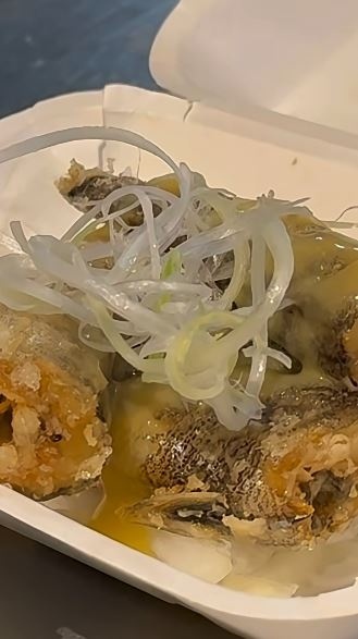 サイドメニューはメヒカリの唐揚げ＋ガーリックバターソース