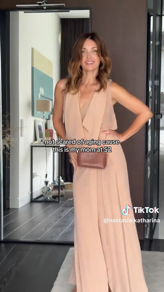 慣れた様子でポーズをキメる