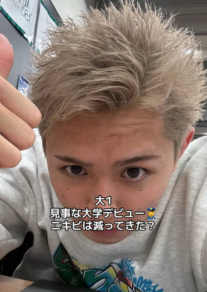 大学デビューで金髪に