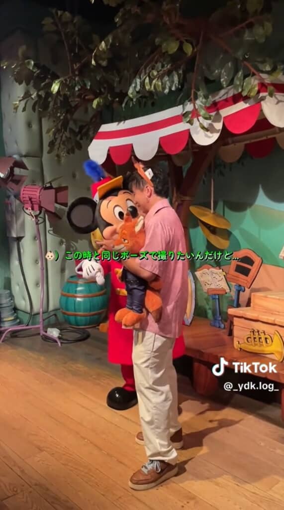 あの時と同じポーズで写真を撮ってもらいたいとお願いします