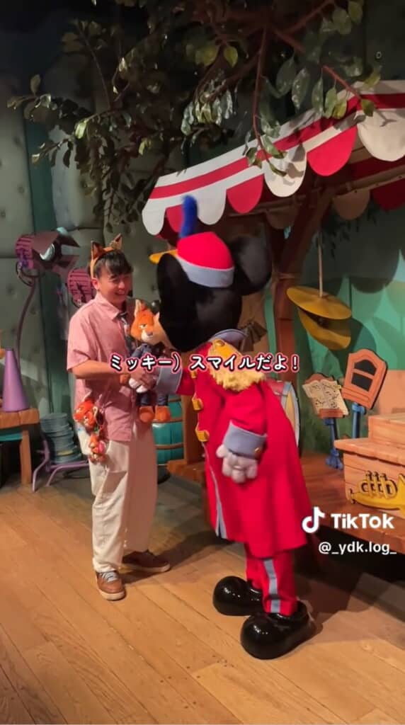 号泣するゆづきさんに「スマイルだよ」と伝えるミッキー