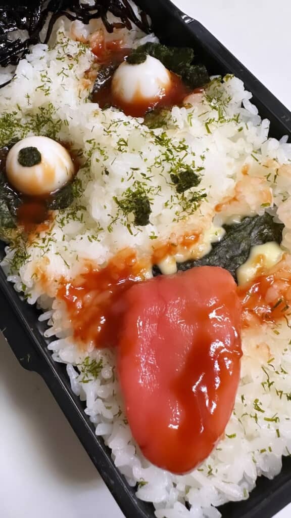 ゾンビの顔がデカデカと再現された2段目。ふたを開けてこれが出てきたら声出ちゃう