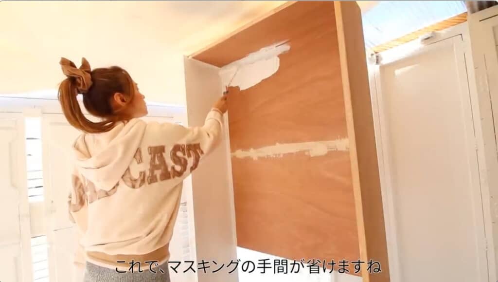 部屋の雰囲気に合わせて白に塗ります