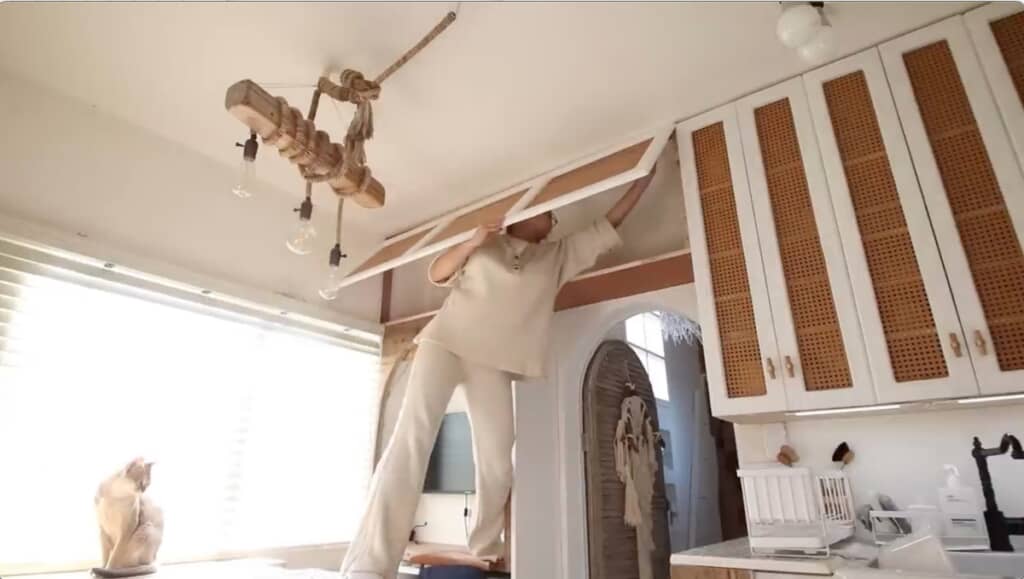 ついでに収納スペースを増やします