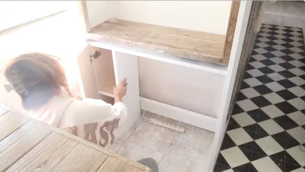 デスクの下には収納スペースがあると見栄えがいいですね