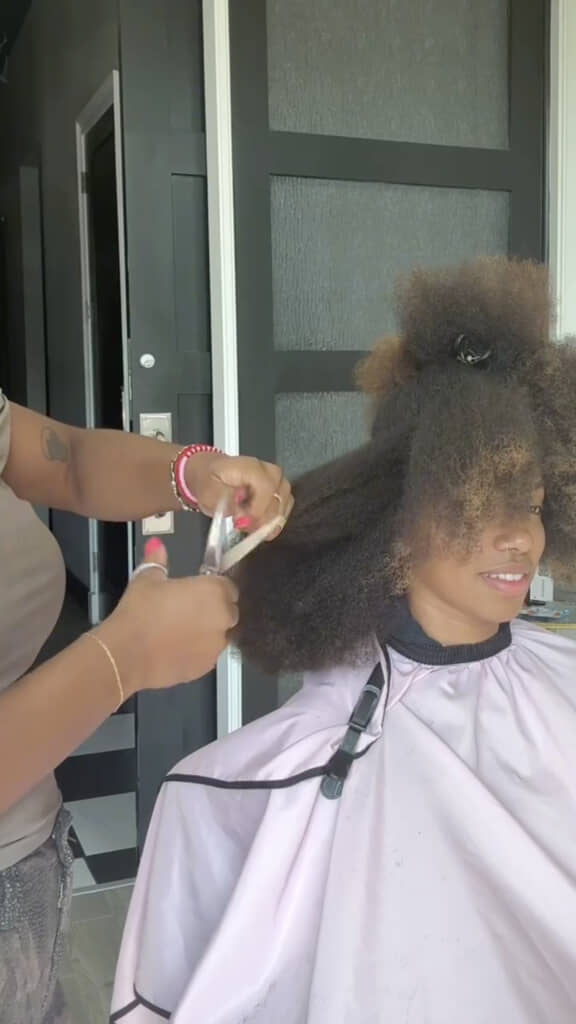 毛先を整えてからシャンプーします