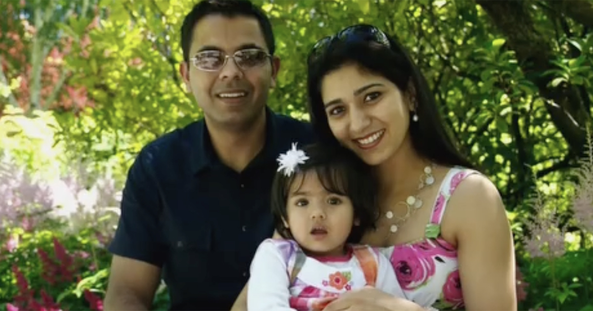 あどけない娘を抱っこしたママ→12年後……「若すぎない？」　同じ構図＆同じポーズで再現した“現在の姿”に反響【海外】（1/2） | ライフスタイル ねとらぼ