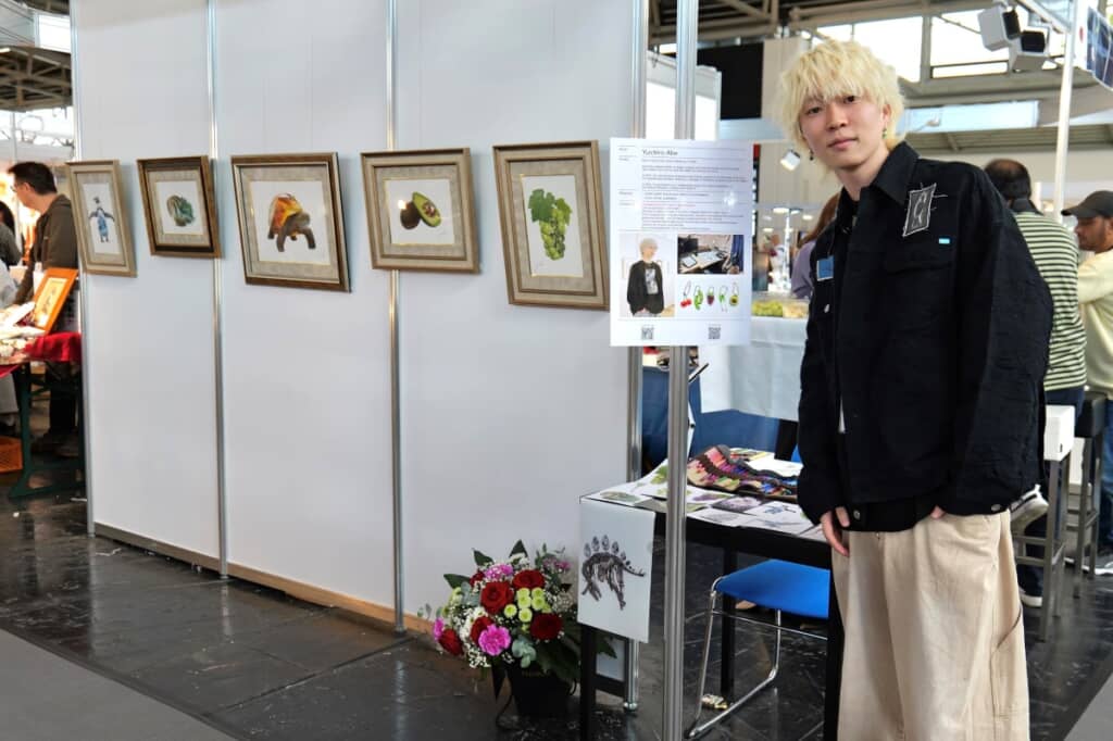 ドイツで作品を展示する安部さん