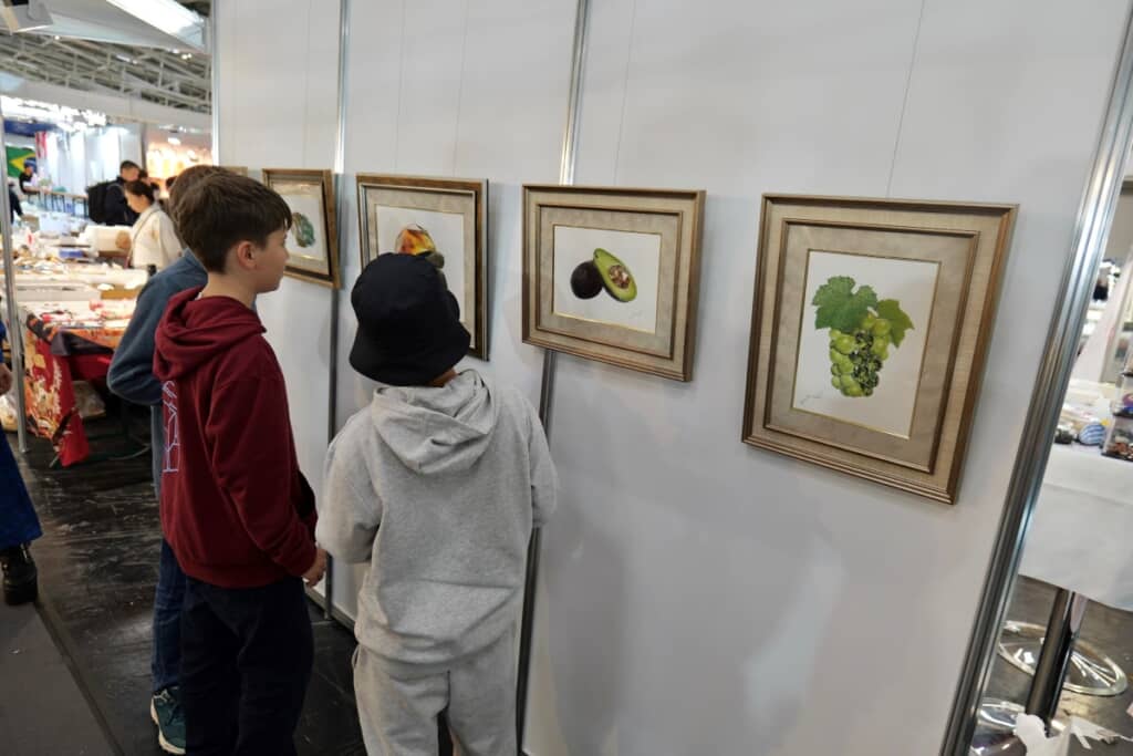 「青果×宝石」の絵を鑑賞しています