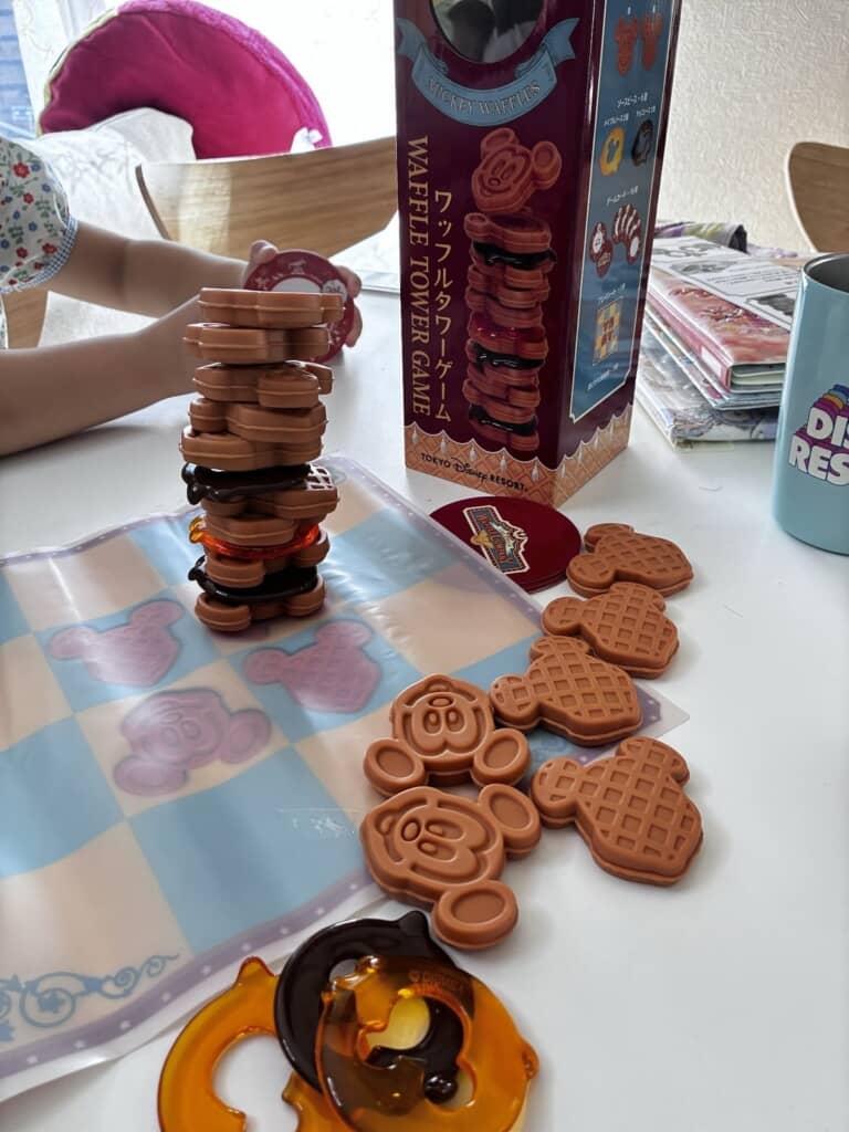 「ワッフルタワーゲーム」をしている様子