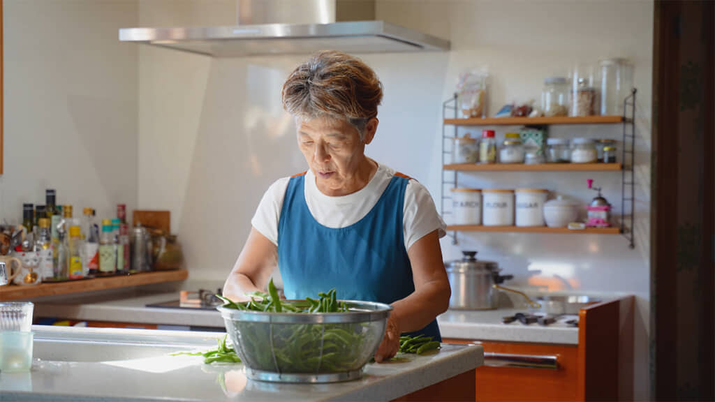 収穫したばかりの野菜を使った夕飯を作ります