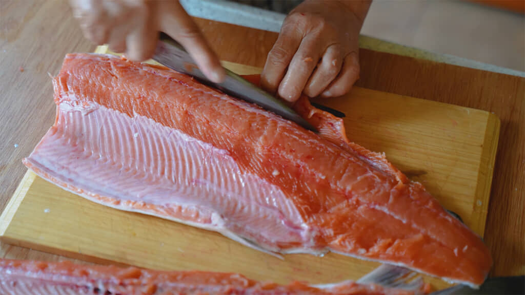 動画を見ながらやっているとは思えない、鮮やかな手つきです