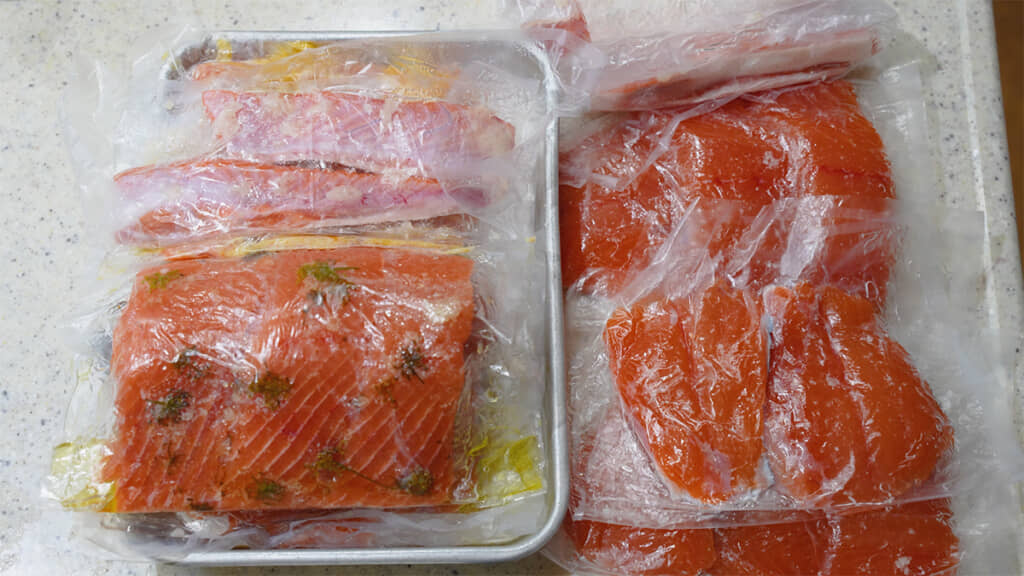 さばいた鮭は小分けにしたり漬け込んだり……