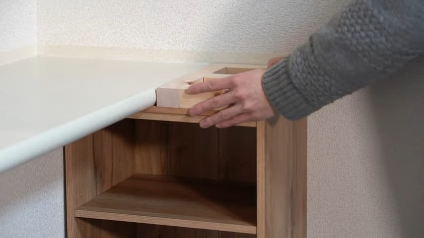 高さ調整用板材の取り付けが成功。天板と接する、角材とテーブルが同じ高さに