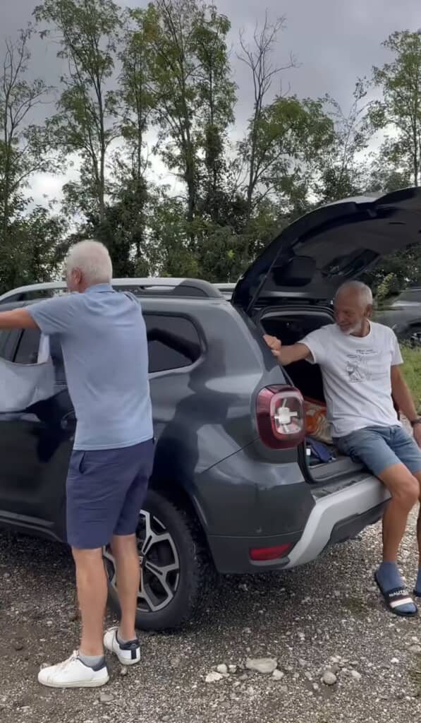 SUVのトランク付近で作業をする男性2人。