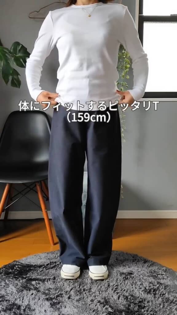 （4/7）おすすめは、ユニクロの「ソフトリブクルーネックT」。比較的フィットするタイプで、伸縮性のある素材。身長159センチのみこさんは、Mサイズを着用