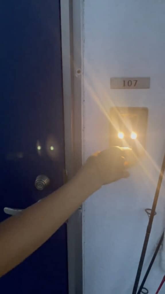 集合場所に現れない投稿者のインターフォンを連打していると……