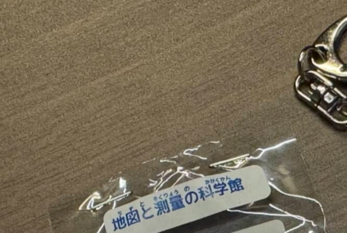 「地図と測量の科学館」のおみやげコーナー、ふと見ると……　まさかのアイテムに「めちゃくちゃいいなこれ」「ケンカしたときにリビングに置きたい」（1/3） | ライフスタイル ねとらぼ