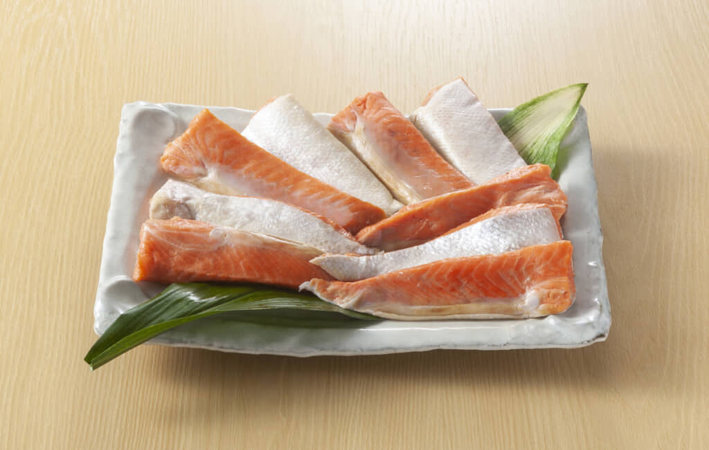 濃厚なのはいいけれど、焼くと脂がドバドバ出て掃除が大変なサケのハラス。上手に焼くには……？