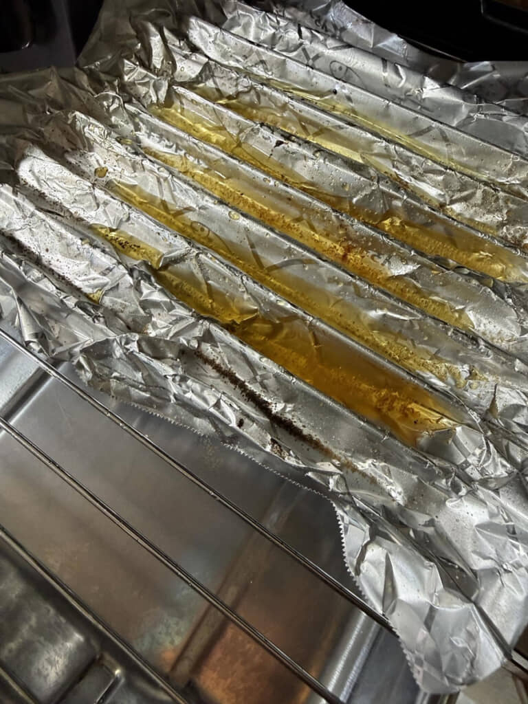 アルミホイルの谷が脂でタプタプ。おかげでグリルの受け皿はきれいなまま