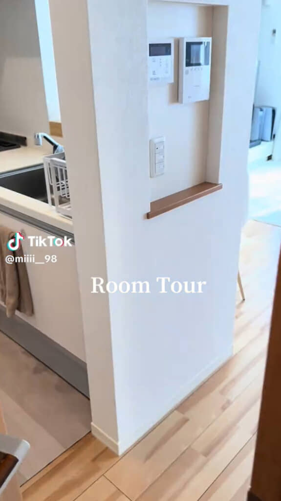 ドアを開けるとキッチン