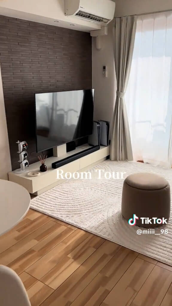 テレビ台は物が少ない