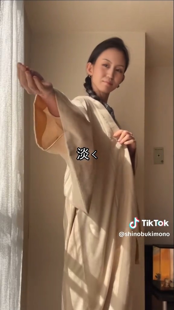 淡い色の着物を着用