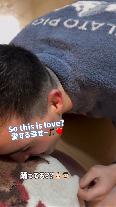 そっとおなかを撫でるイアンさん