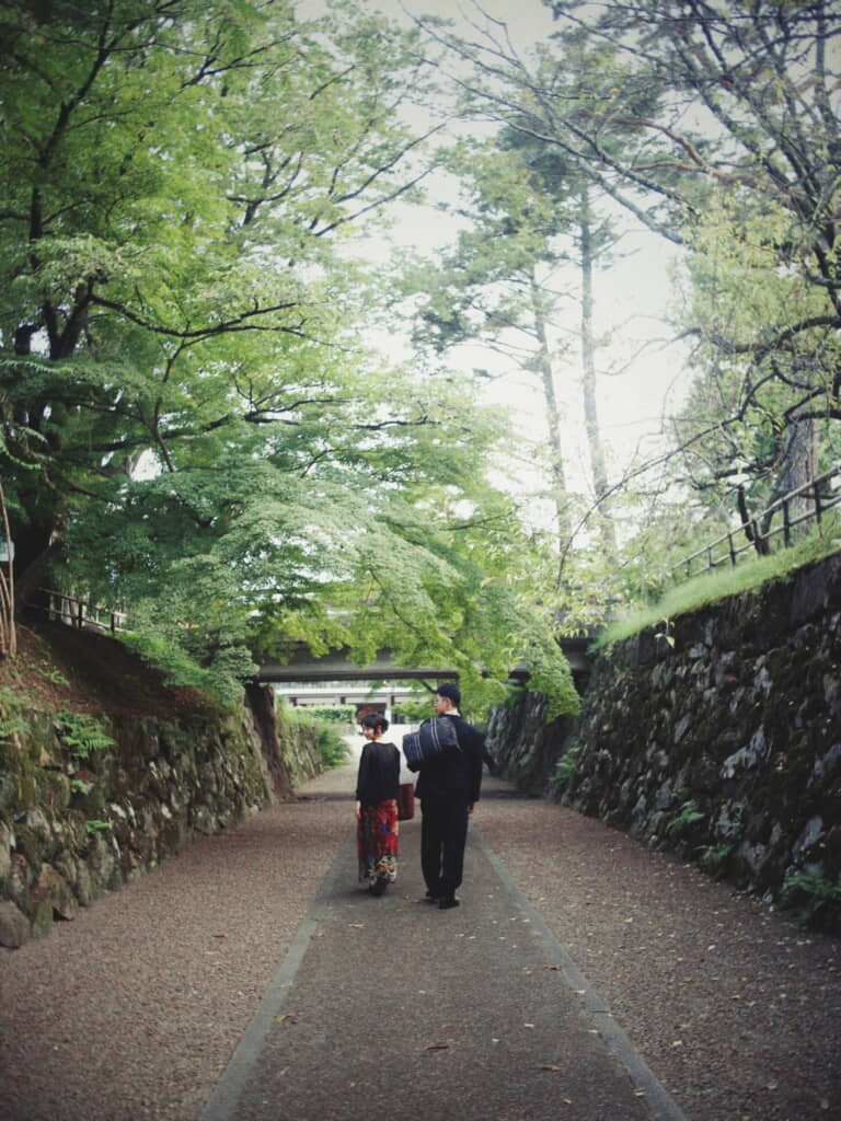 緑に囲まれた並木道