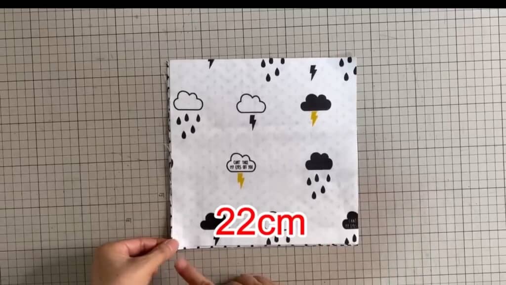 主な材料は正方形の布。4枚とも違う柄にすると、仕上がりが楽しげに