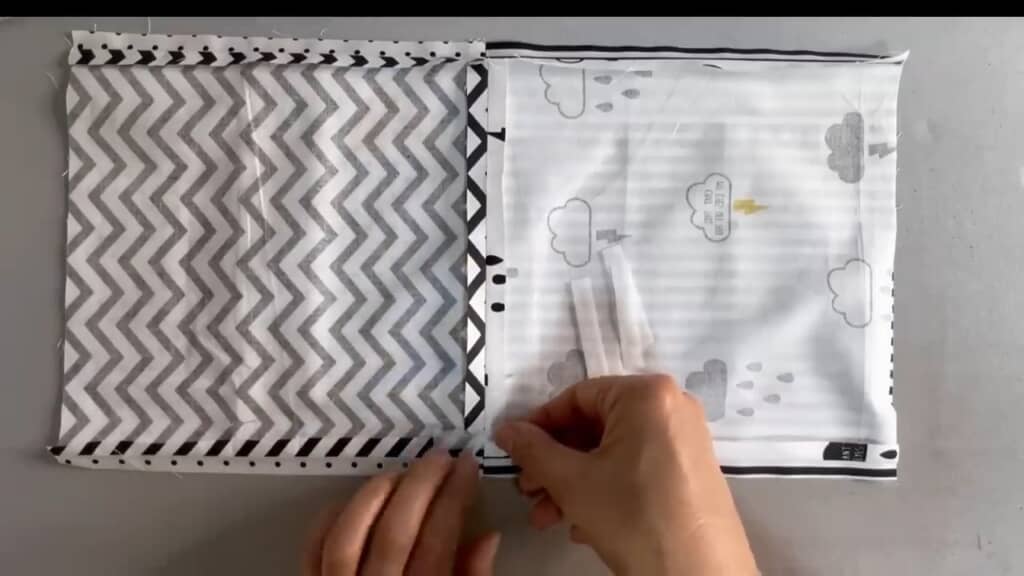 接着芯でつなぎ目を補強。ヒモを通す穴から縫い目が見えにくくなります