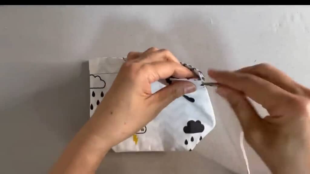 最後にヒモを通して両端を結べば……