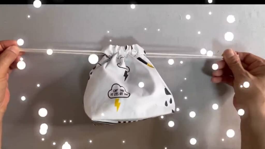 キュッと絞れる巾着袋に