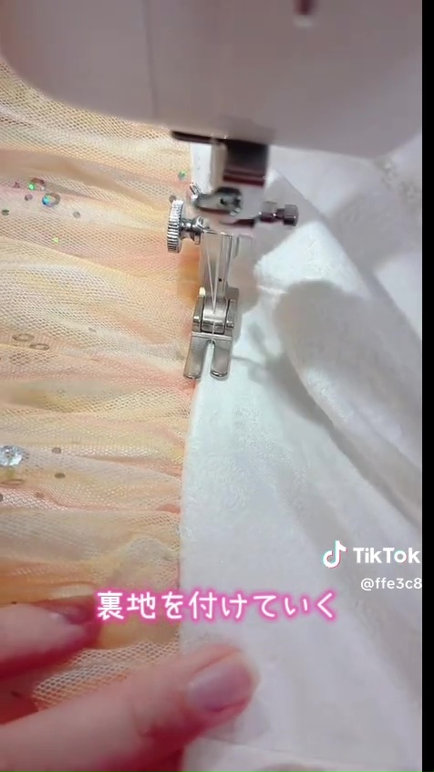 花咲くスカート・裏地を縫い付ける作業をしている手元のアップ