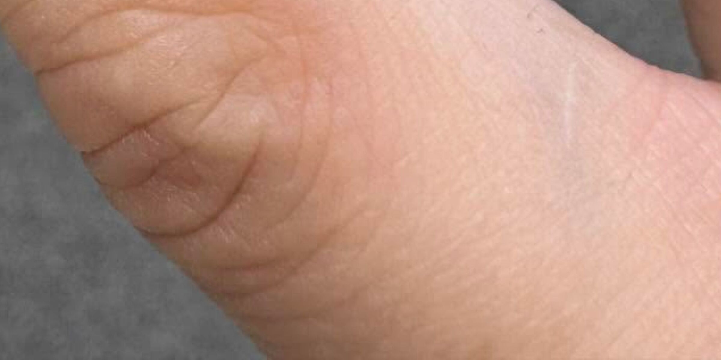 2歳息子が突然の悲鳴→ママの指先を見ると……　「ヒイィィィィ」衝撃の光景に「なにこれっ！」「絶対無理」 | その他生き物 ねとらぼ