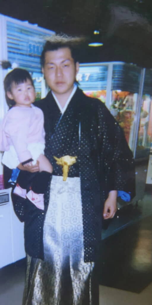 20年前の表情は厳しいものでした