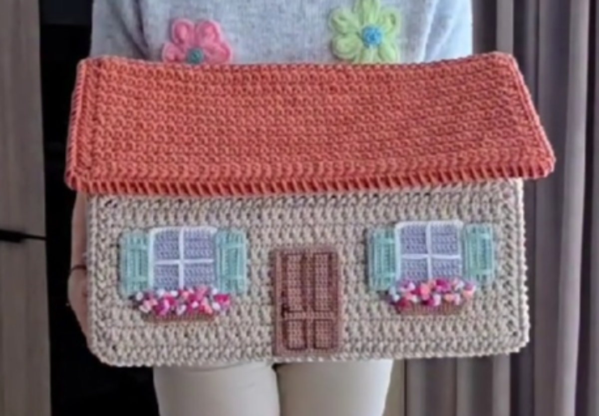 毛糸で編んだ“大きな家”→中をのぞくと……「わぁあ！」「すごいアイデア！」　度肝を抜かれる光景が470万再生【海外】（1/3） | ハンドメイド ねとらぼ