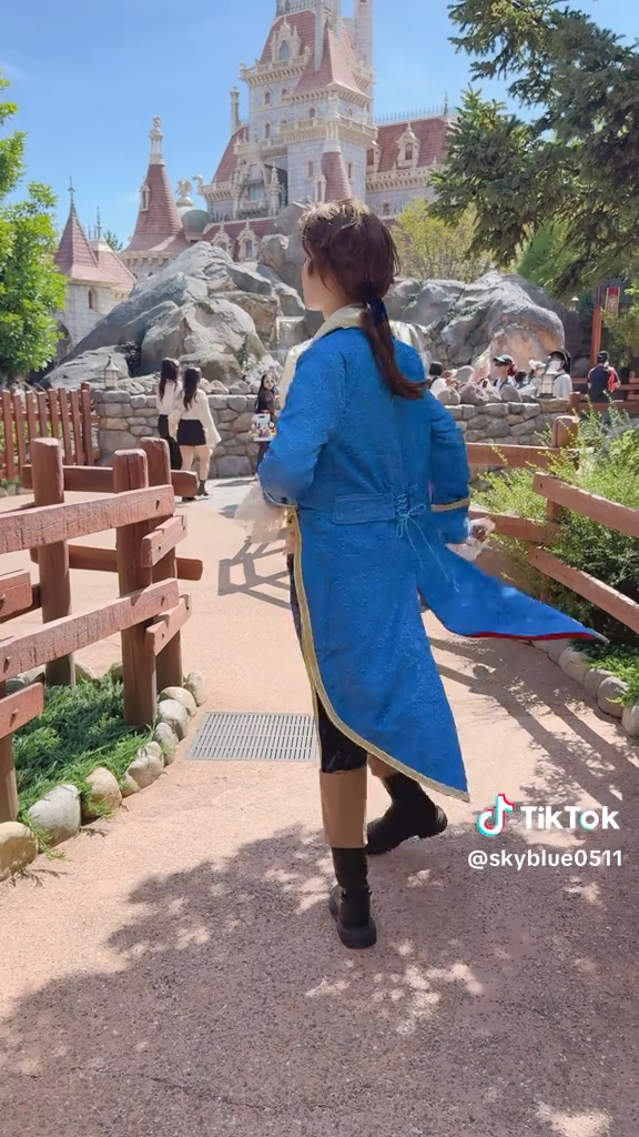 堂々とした歩き方のこの人は？