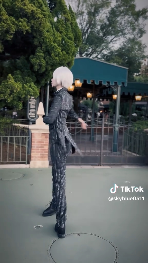 長い手足を生かした仮装は……