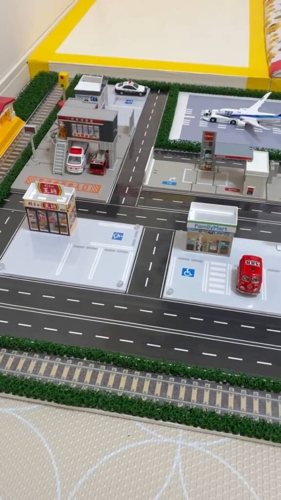 駐車場には車椅子マーク（障害者のための国際シンボルマーク）も