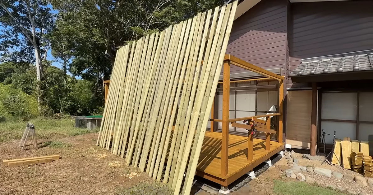 田舎暮らしの夫妻→庭にウッドデッキを完成させたら……　「すごーーい！」「DIYを超えてる」「最高傑作ですね」（1/3） | リフォーム・リノベーション・DIY ねとらぼ