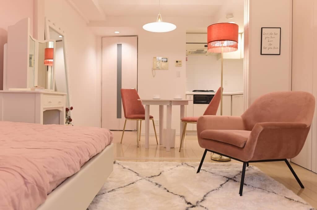 さまざまなピンクや赤がアクセントに